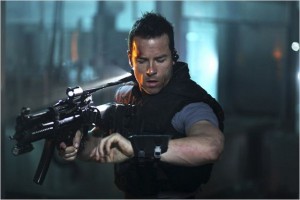 Guy_Pearce_lockout_luc_besson